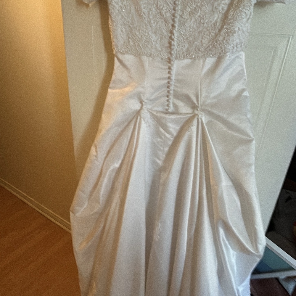 Elegant White wedding dress very rich collection